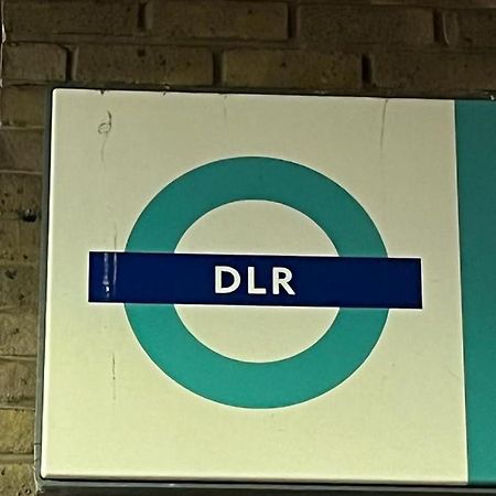 Luxurious Dlr Apartment London Eksteriør billede