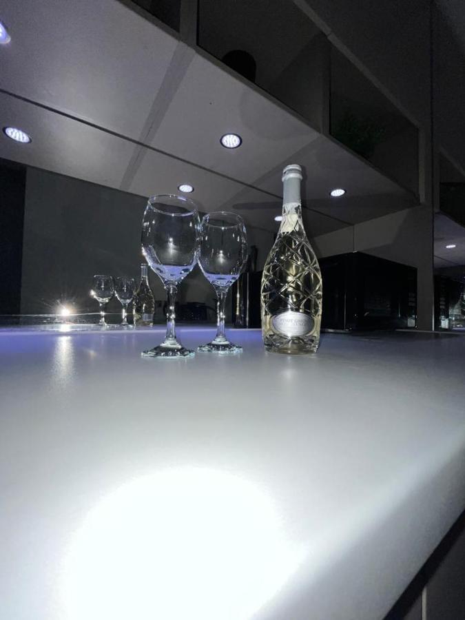 Luxurious Dlr Apartment London Eksteriør billede