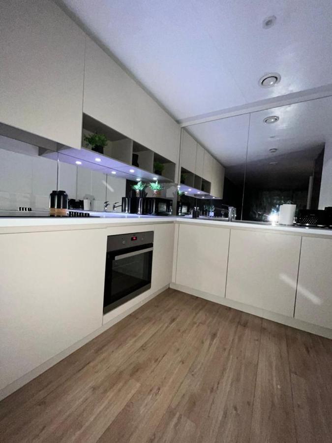 Luxurious Dlr Apartment London Eksteriør billede